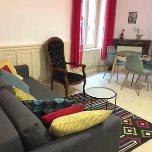 https://cosy-t2-et-t4-thiers-hypercentre-parking-facile-wifi.hotels-rhonealpes.com